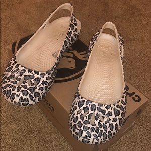 Thea leopard Crocs